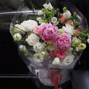 Bó Hoa Mẫu Đơn Hồng Phong Cách Minimalist